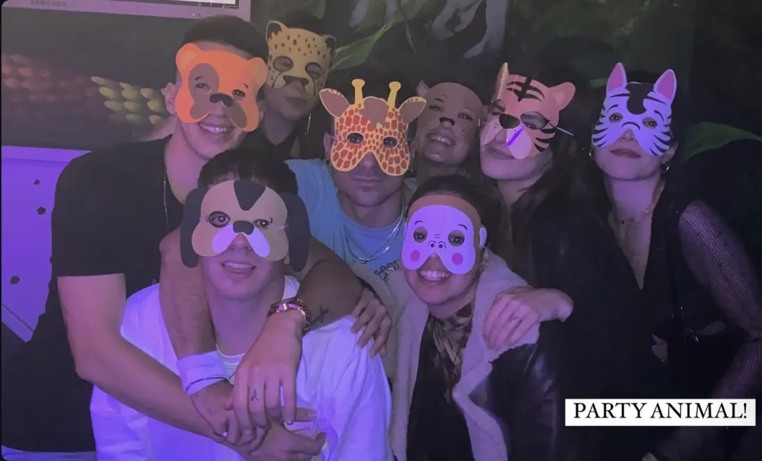 Grupo con máscaras de animales