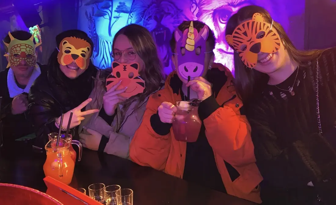Amigos con máscaras de animales